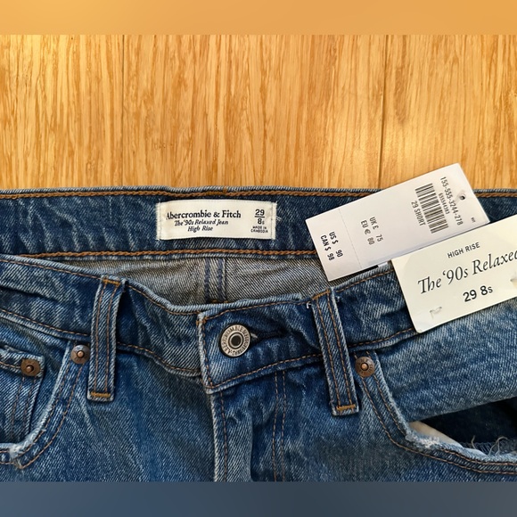 NWT Abercrombie High Rise 90s Relaxed Jeans Size 29 S/8S medium Raw Hem - Picture 3 of 4